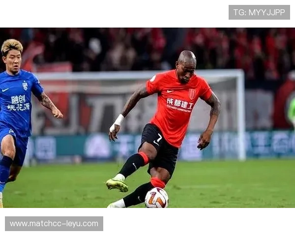 武汉三镇官宣帕拉西奥斯加盟！哥伦比亚前锋登陆中超，助力球队进攻升级