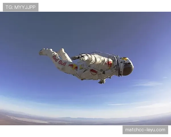 奥地利跳伞名将鲍姆加特纳完成惊险极限跳跃，状态回升引全球关注