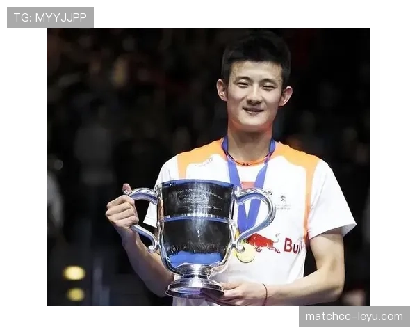 谌龙训练完直接去接孩子放学，背影差点认成小区保安